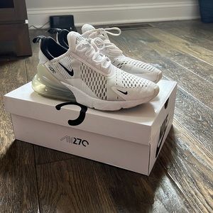 Good Condition AirMax270’s with Box in Men’s size 8, Women’s Size 9.5